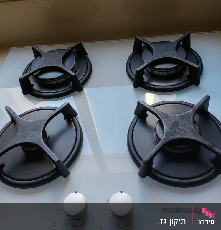 כיריים גז עם ארבעה מבערים וכפתורי שליטה